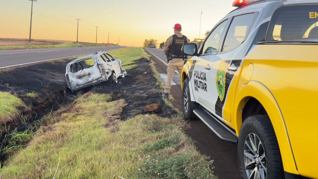 Carro fica totalmente destruído por incêndio após acidente