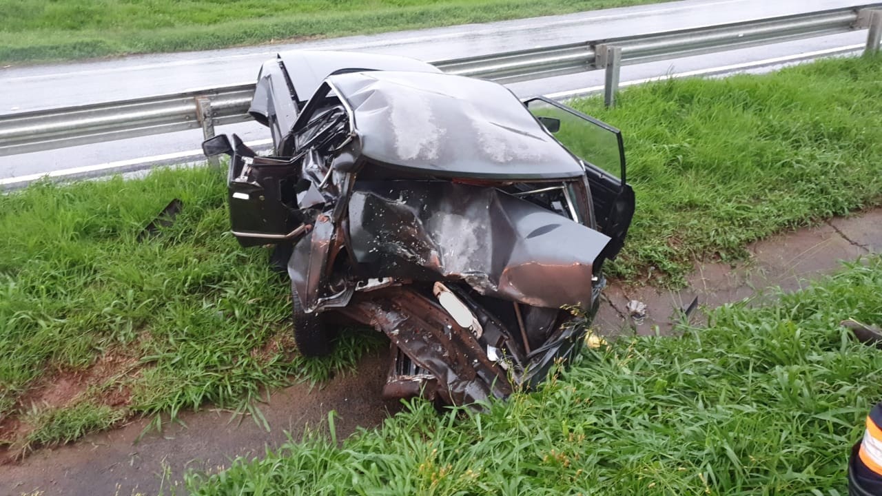 Motorista morre após parar o carro em acostamento durante chuva e ser atingido por outro veículo
