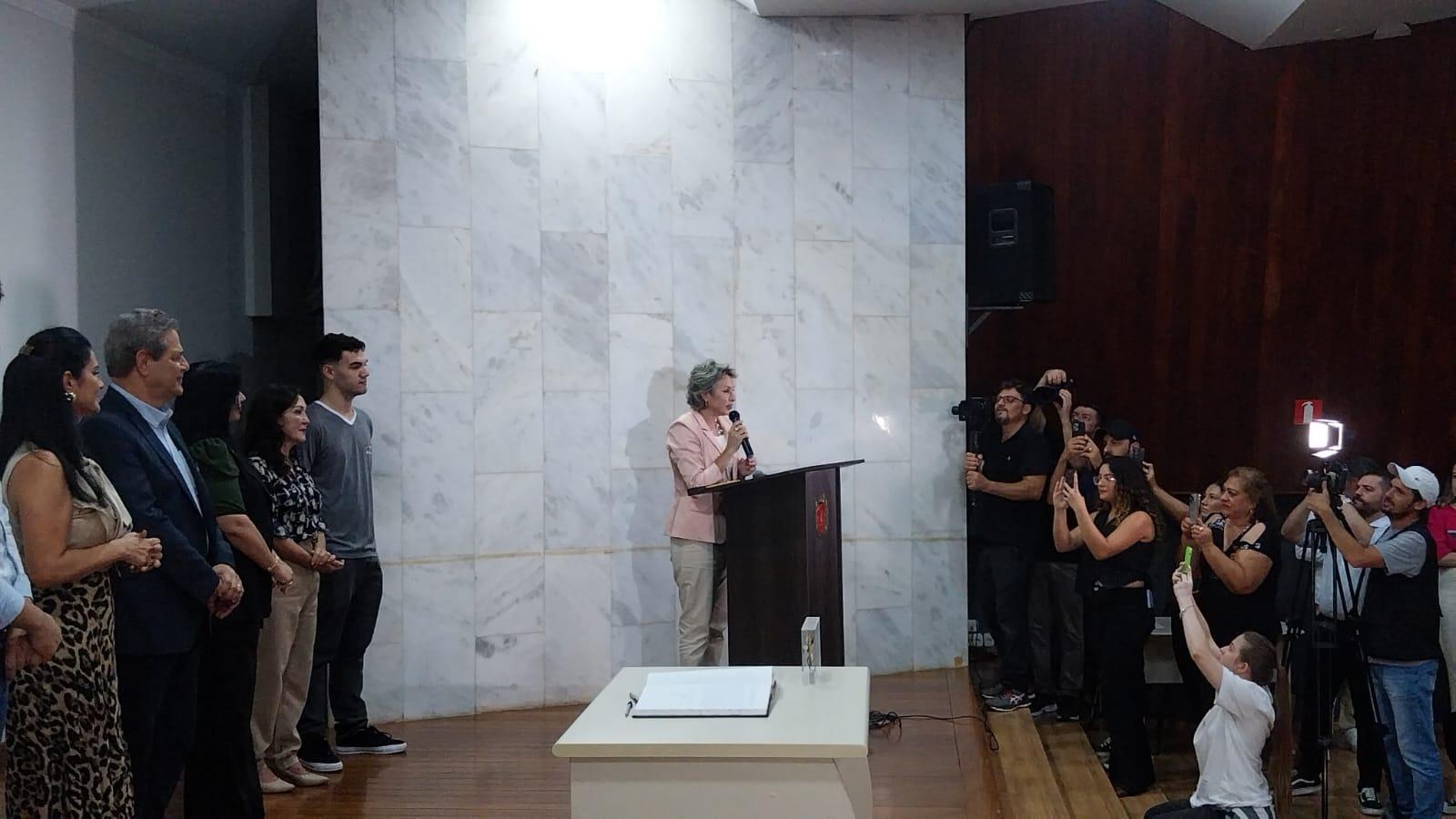 Sandra Jacovós assume a administração temporariamente