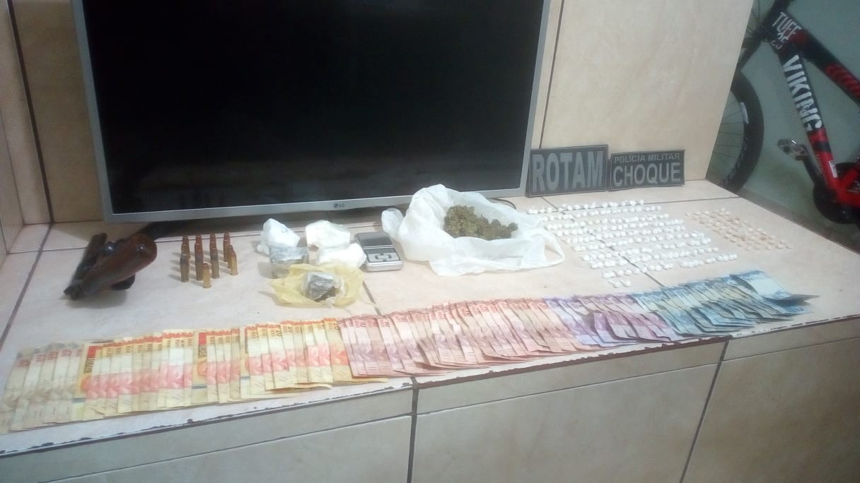 Dois adolescentes e um rapaz são detidos com dinheiro, drogas e revólver