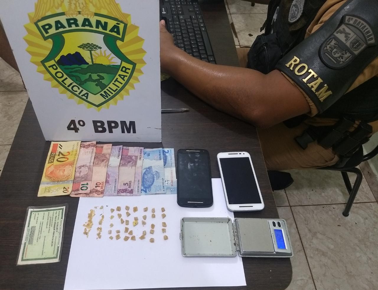 Jovem é preso e adolescente é apreendido por tráfico de drogas