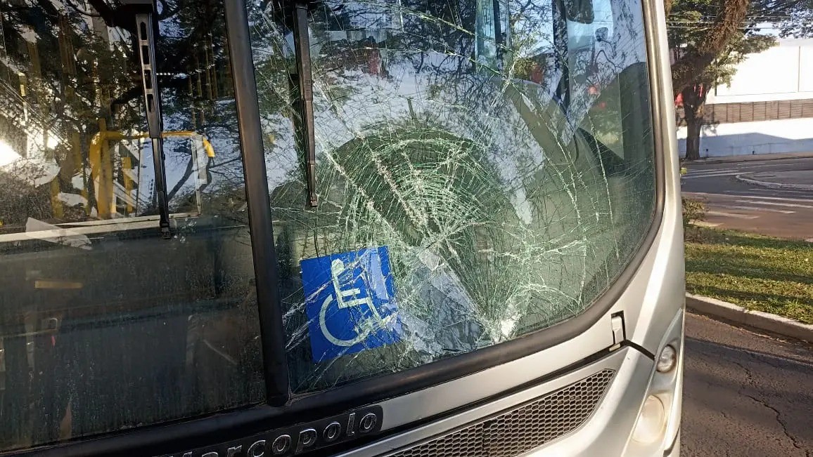 Acidente entre ônibus e patinete elétrico deixa jovem gravemente ferida