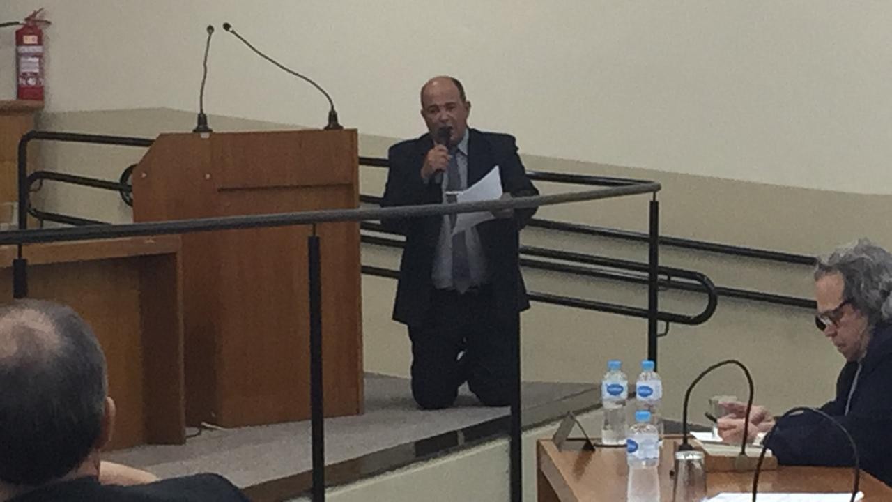 Vereador se ajoelha em sessão para aprovar Refis