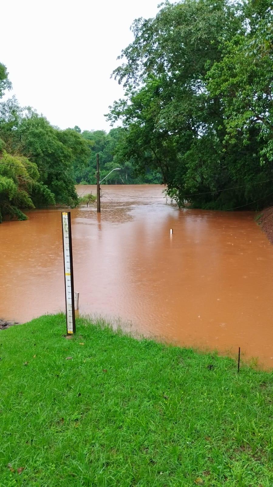 Nível do Rio Ivaí sobe e deixa moradores de chácaras em alerta
