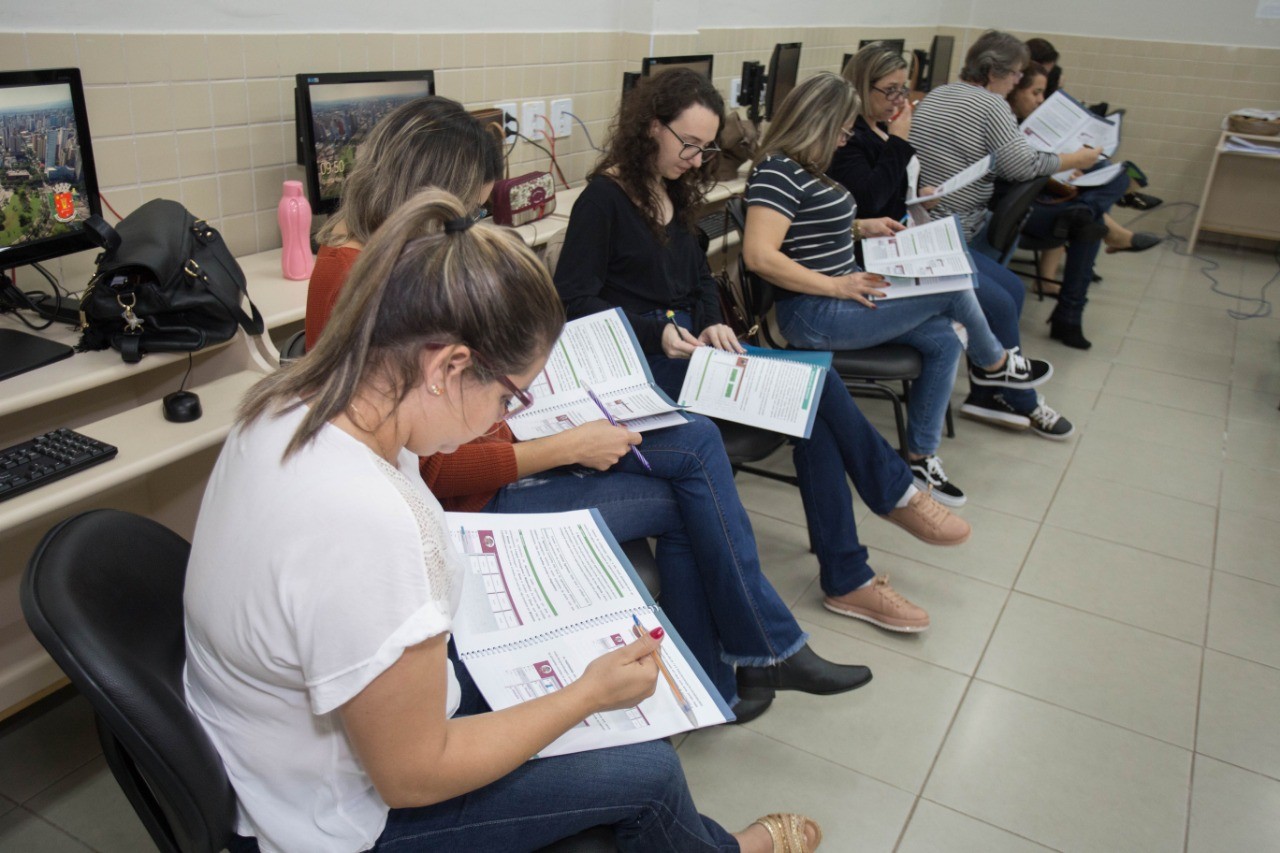 Professores recebem treinamento para uso de notebooks em aulas