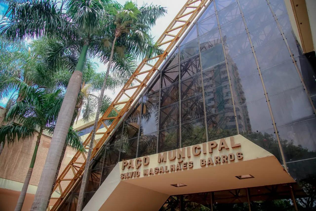 Comércio de rua, shoppings, serviços públicos, bancos… o que abre e fecha no feriadão da Consciência Negra em Maringá