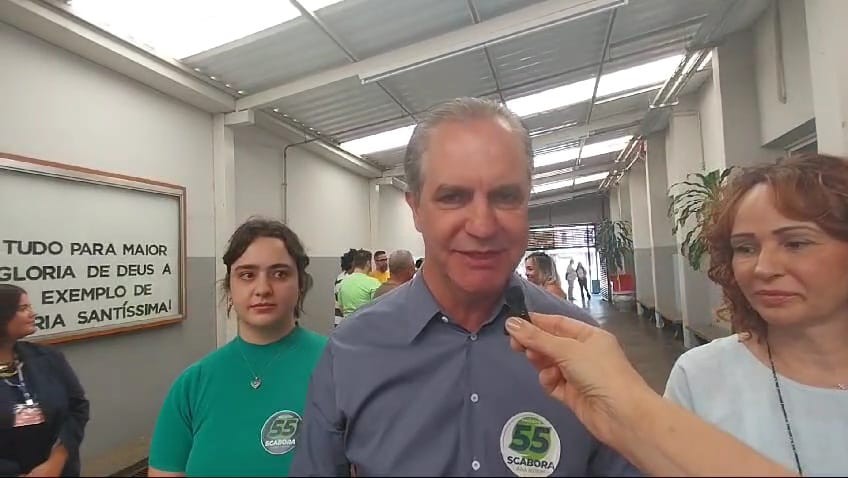 Prefeito de Maringá, Ulisses Maia, vota no Colégio Santo Inácio