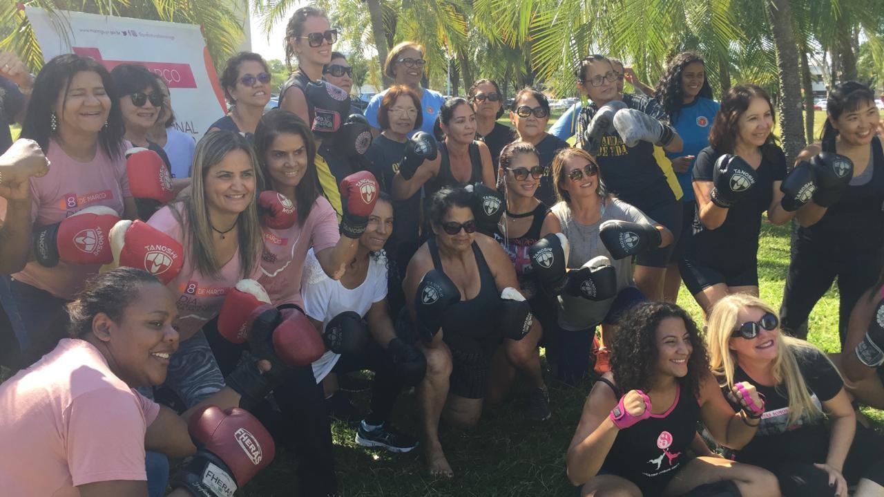 Mulheres têm aulão de defesa pessoal na Praça da Catedral