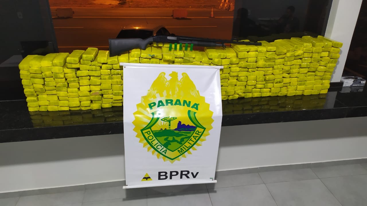 PRE apreende 199 kg de maconha e arma em Iporã
