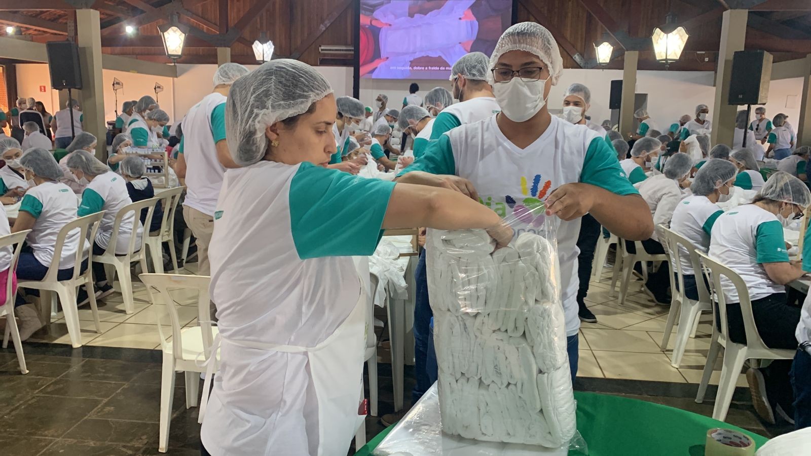 Voluntários se reúnem para produzir fraldas geriátricas para entidades assistenciais