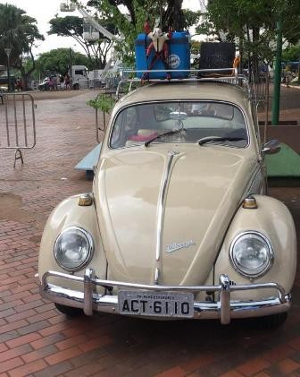 Apaixonados por carros antigos se reúnem em Maringá