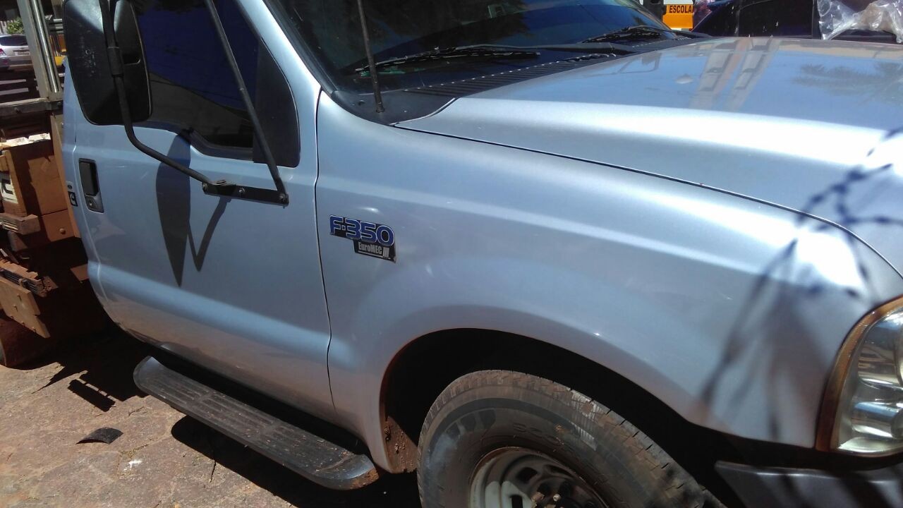 Dois homens são presos com carro roubado e arma de uso restrito