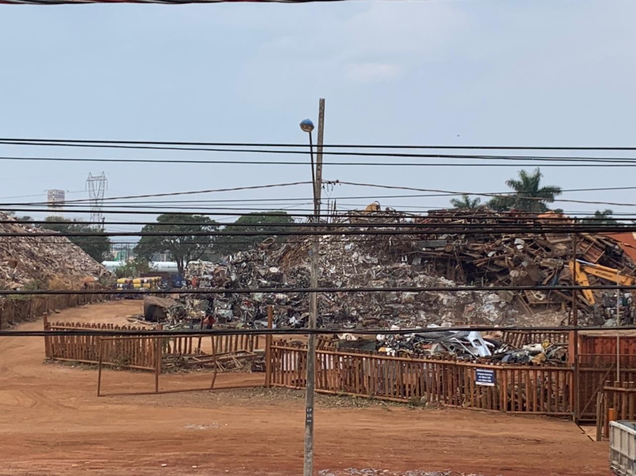 Trabalhadores reclamam de poeira e sujeira provocadas por duas empresas de recicláveis