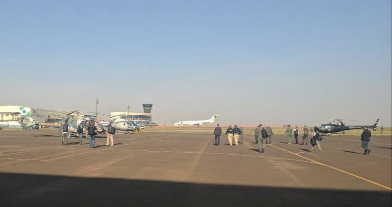 Aviões e helicópteros da FAB chamam a atenção no céu de Maringá