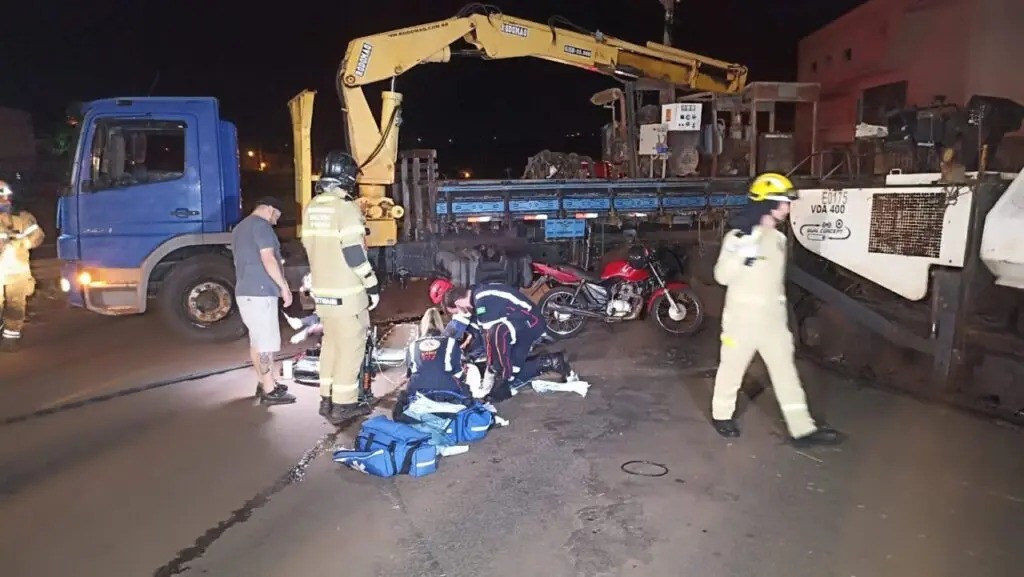 Motociclista fica em estado grave após colidir contra caminhão em Maringá