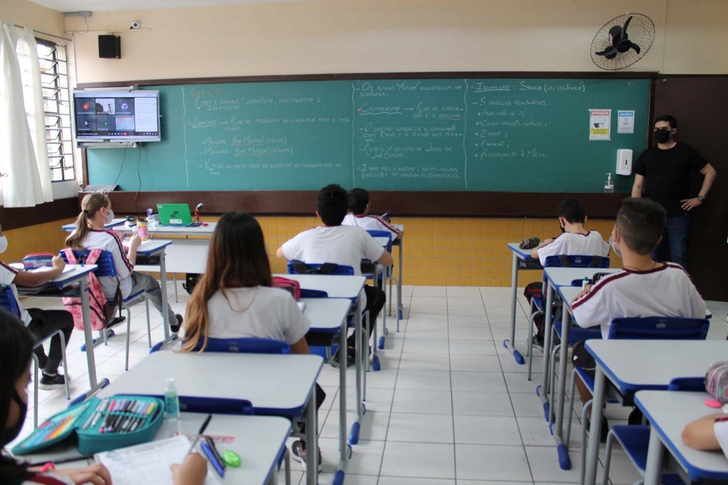 Alunos da rede estadual assistem jogo do Brasil na volta às aulas