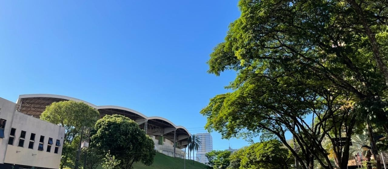 Sábado (4) de sol e chuva fraca em Maringá