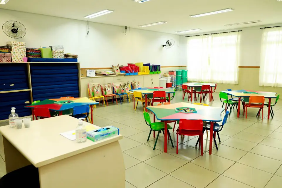 Criança é socorrida pelo Samu após supercola cair nos olhos dela em CMEI de Maringá