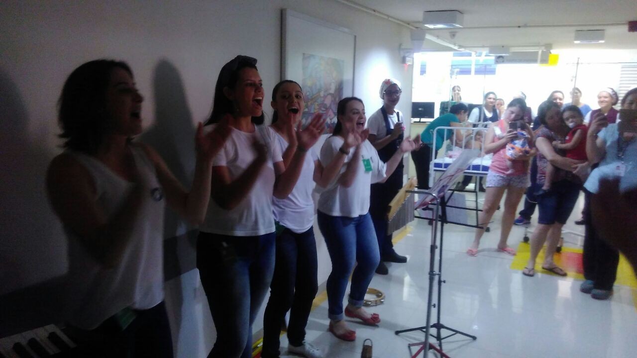 Voluntários levam alegria para crianças internadas em hospital de Maringá