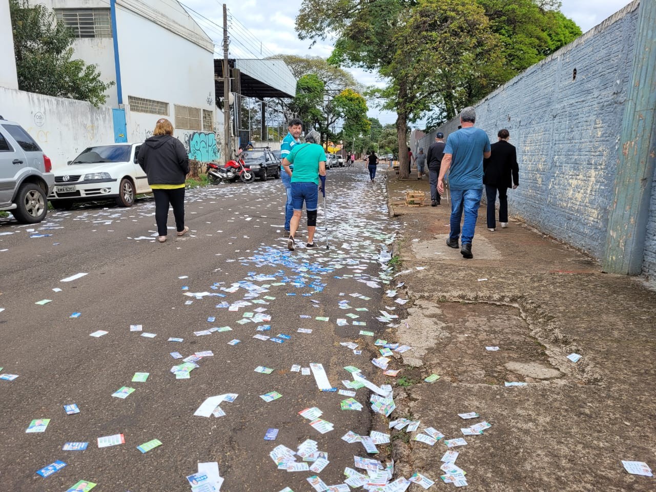 PM de Sarandi flagrou, durante a madrugada, a ação de pessoas que jogaram santinhos em vias públicas