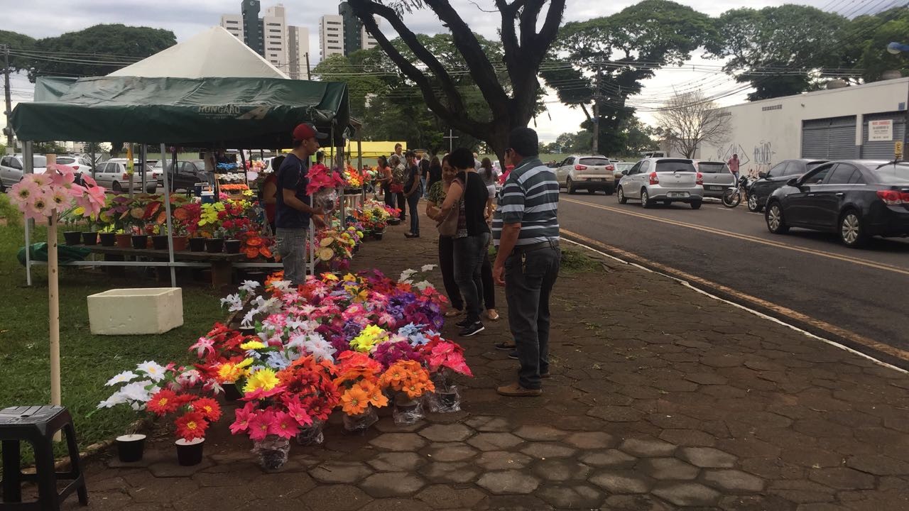 Procon identifica variação de quase 1000% em preços de flores em Maringá