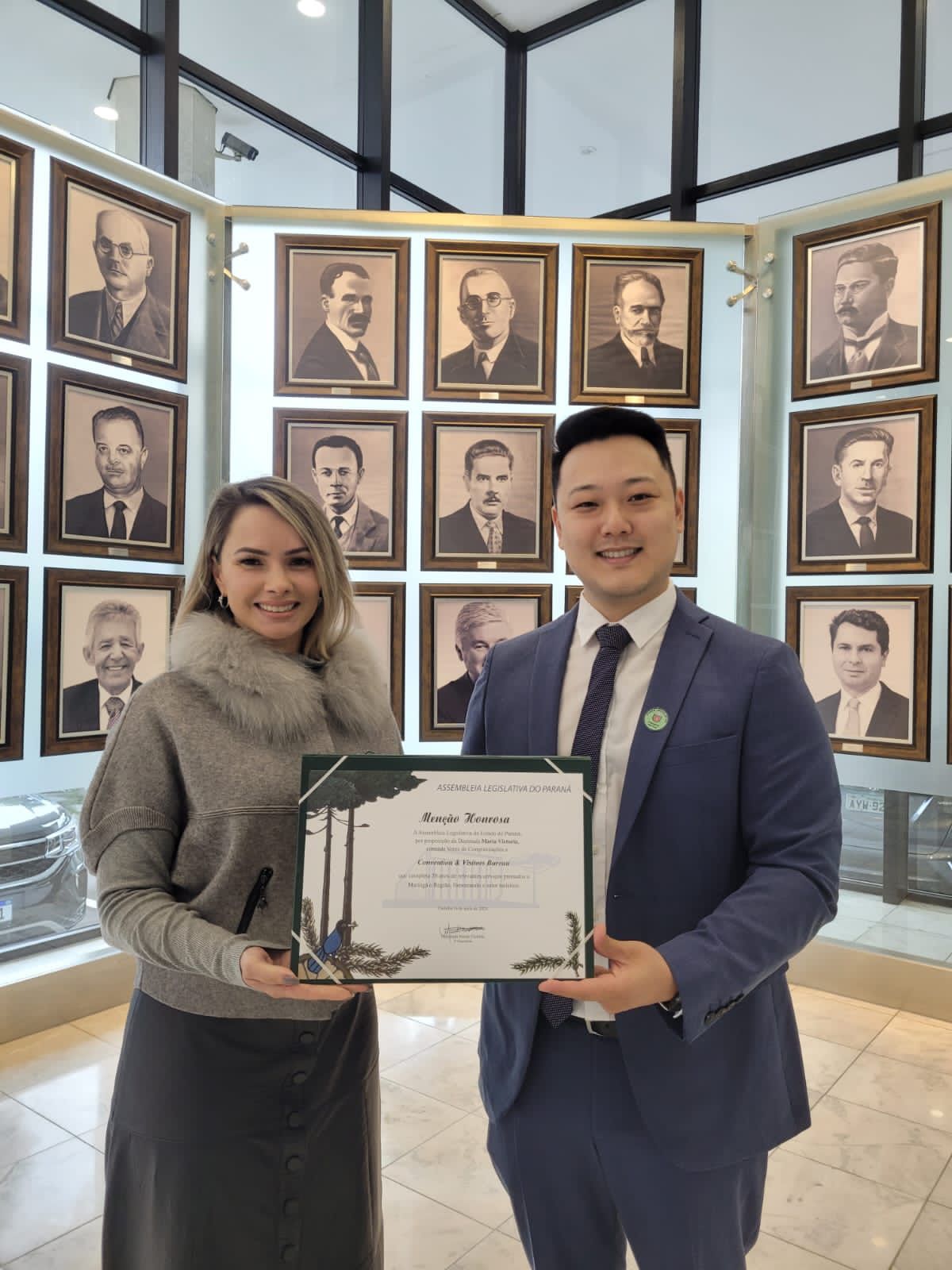 Presidente e diretora de capacitação do Convention e Visitors Bureau, Michael Tamura e Danielle Cenerine, recebem homenagem da Alep à entidade  (Foto: Alep/Divulgação)  