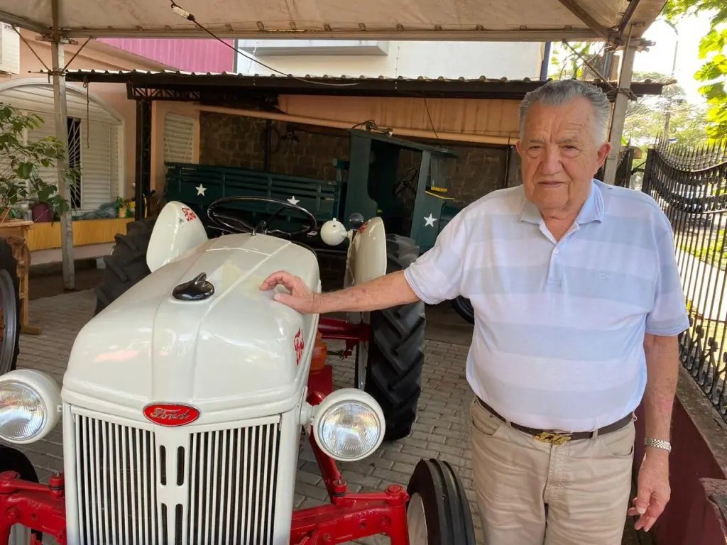 Pioneiro transforma quintal de casa em garagem de veículos antigos