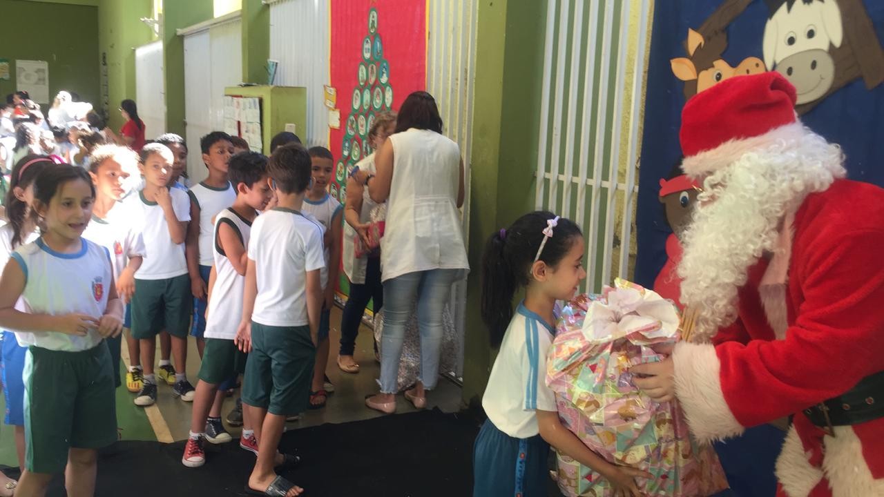 Papai Noel dos Correios faz entrega de presentes