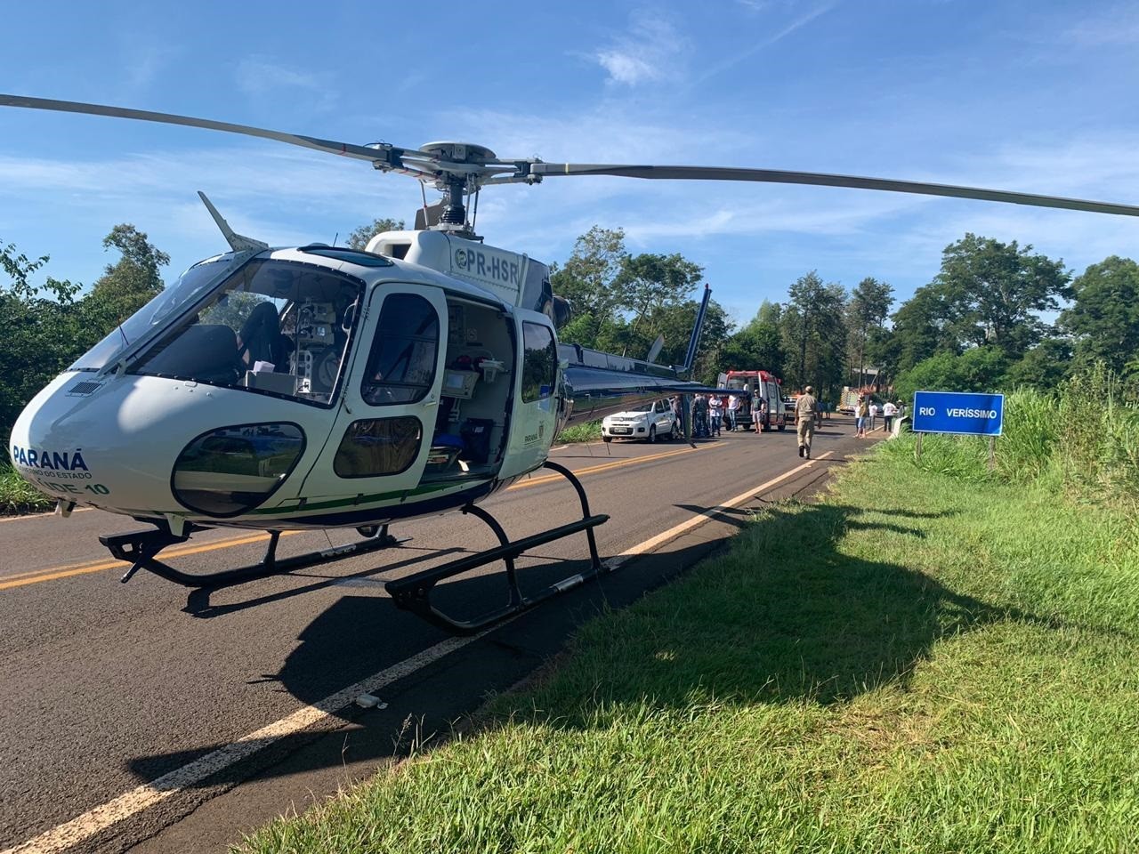 Caminhão carregado com cal despenca de ponte em Cianorte