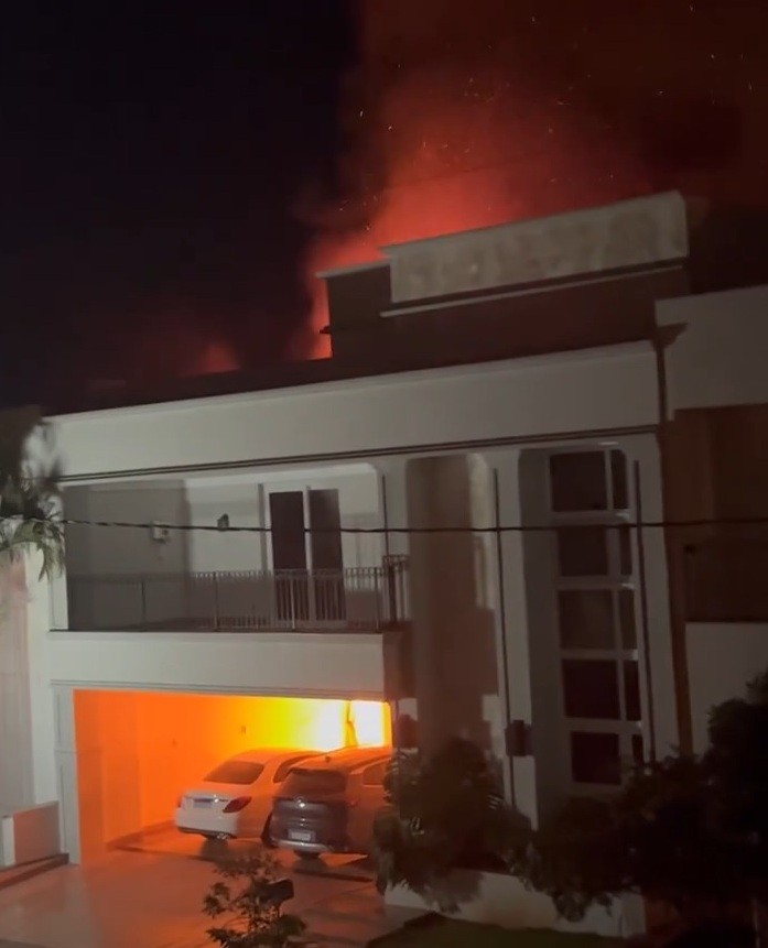 Mãe e filho se salvaram em incêndio porque foram para a sacada da residência