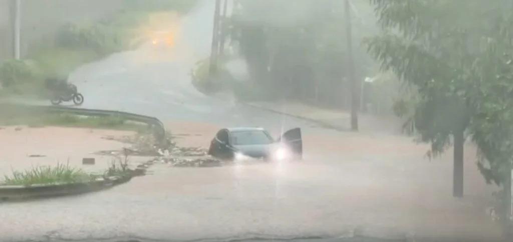 Chuva forte provoca pontos de alagamento em Maringá; veja vídeos
