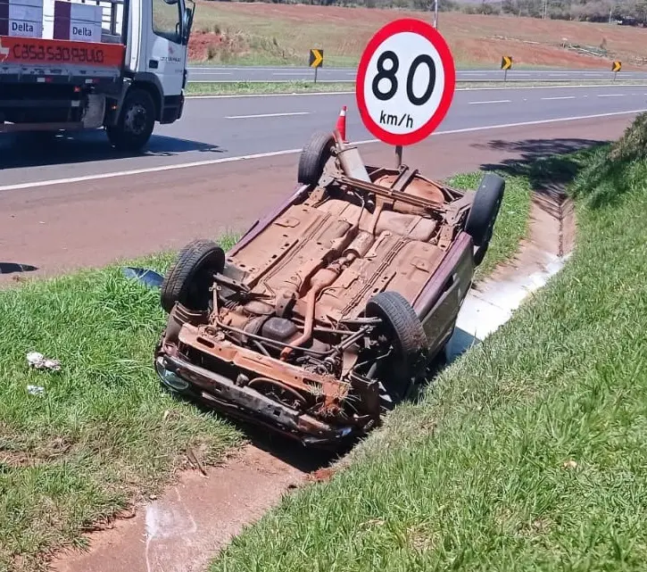 Mãe e criança ficam feridas após carro capotar na BR-376 em Iguatemi