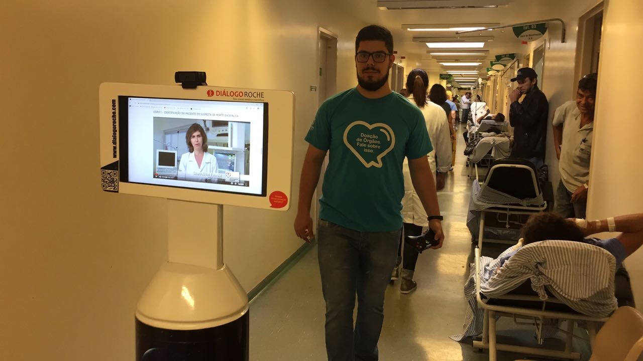 Robô percorre corredores do HU para divulgar campanha