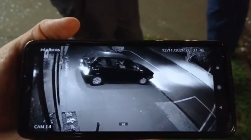 Ladrões quebram porta de mercado com carro em Campo Mourão