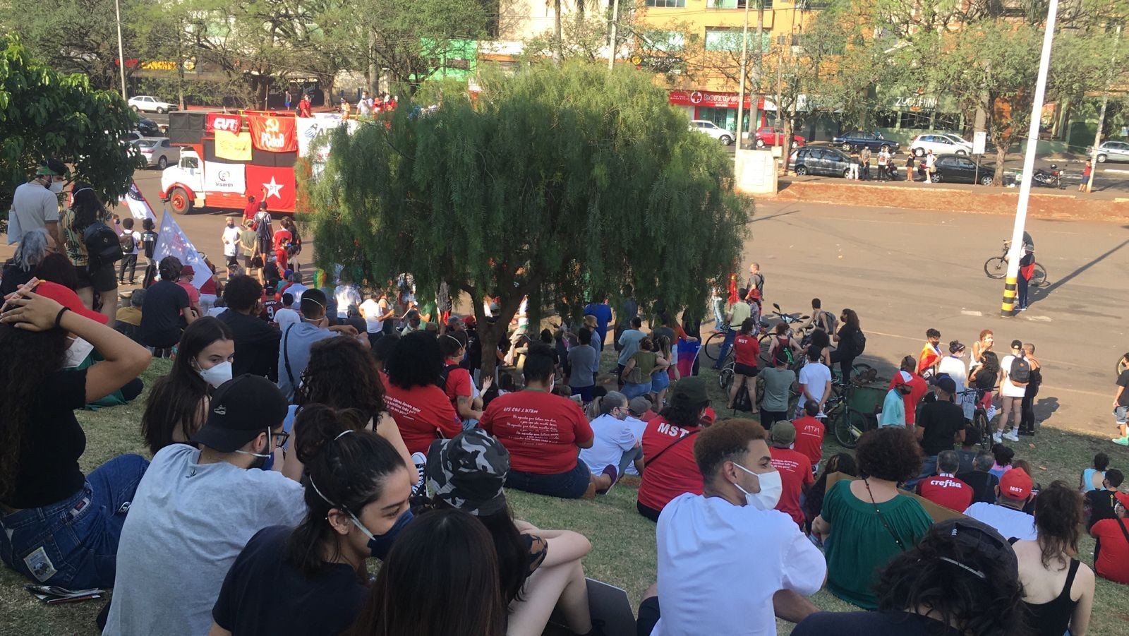 Em menor número, manifestantes contra Bolsonaro se concentraram no estacionamento do Willie Davids