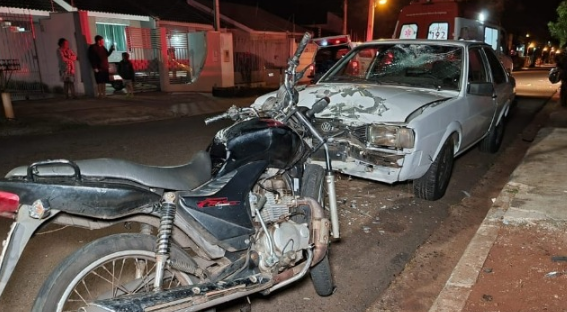 Motociclista fica gravemente ferido após colidir contra carro estacionado, em Maringá