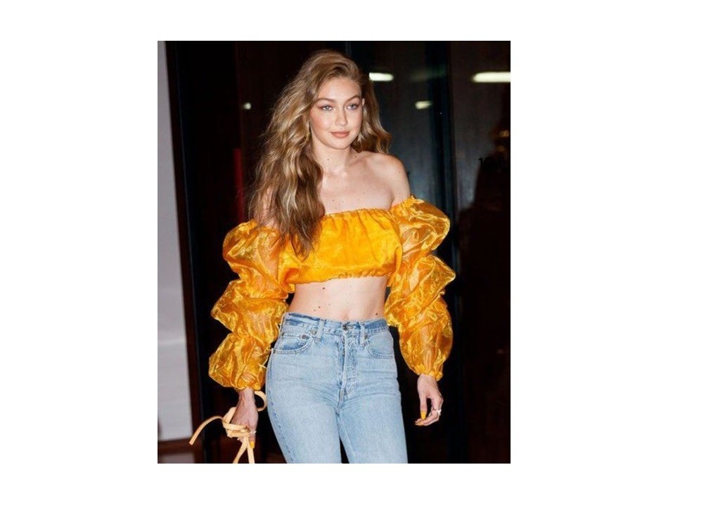 Direto dos anos 80: tecidos brilhantes estão de volta