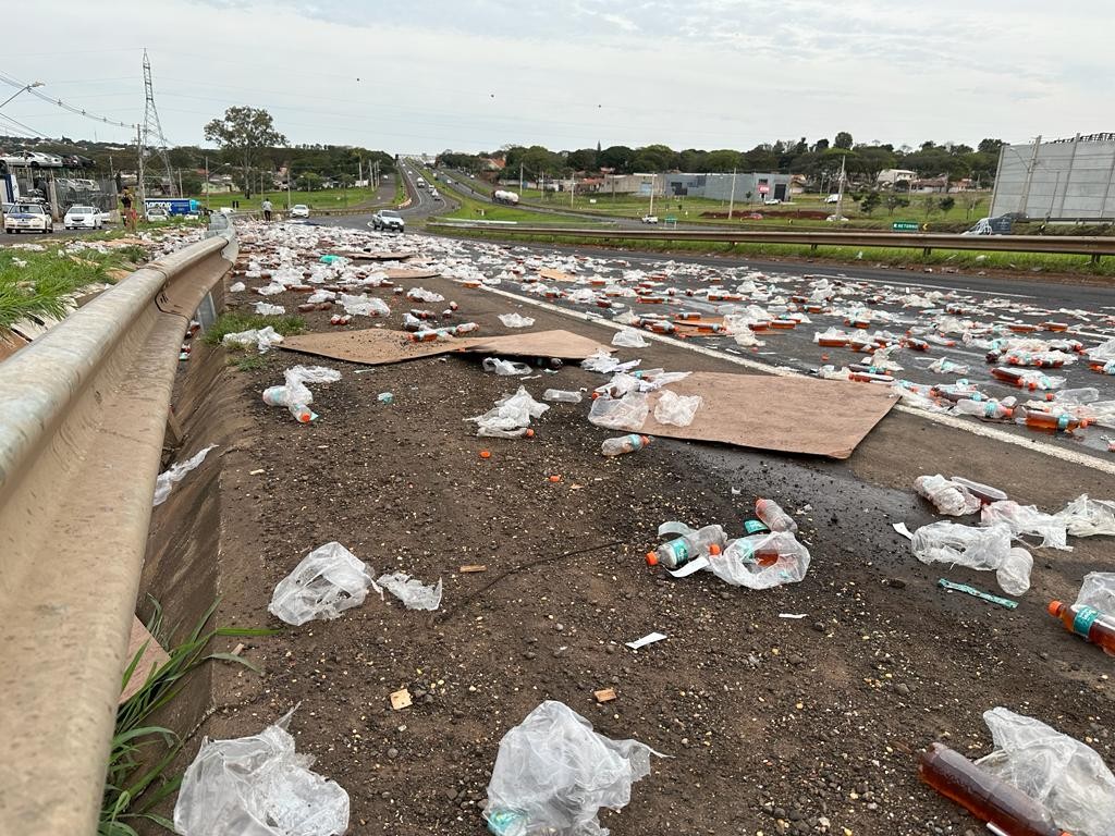 Carga de chás cai de caminhão no Contorno Norte em Maringá