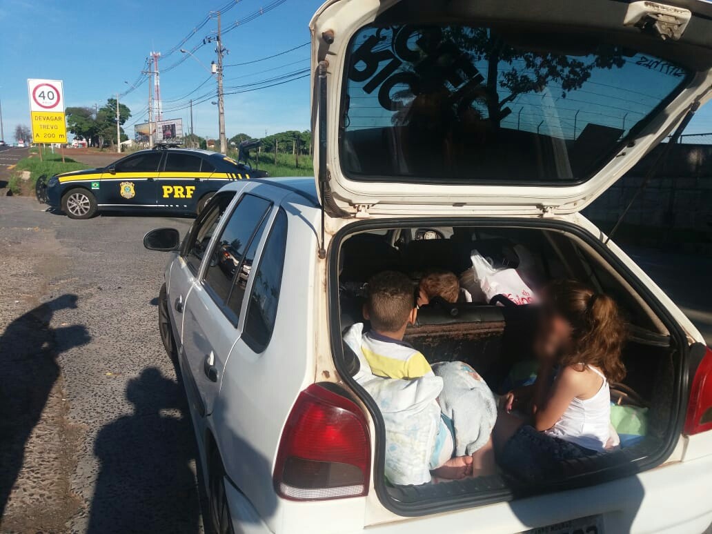 Família viajava com sete pessoas no carro e crianças no porta-malas