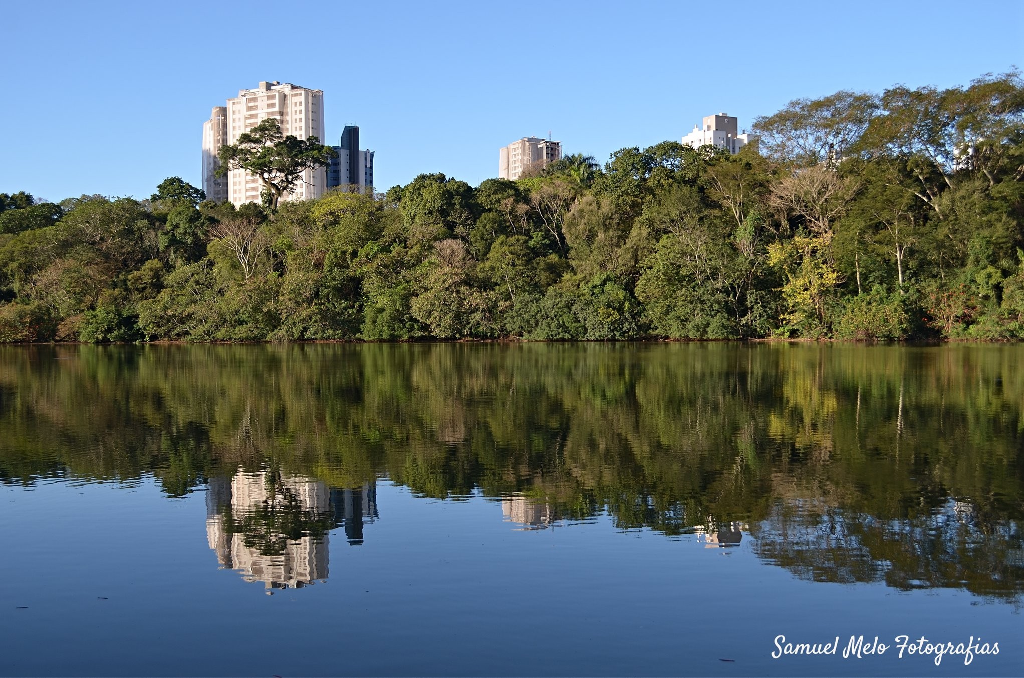 Terça-feira (24) com céu limpo e calor em Maringá