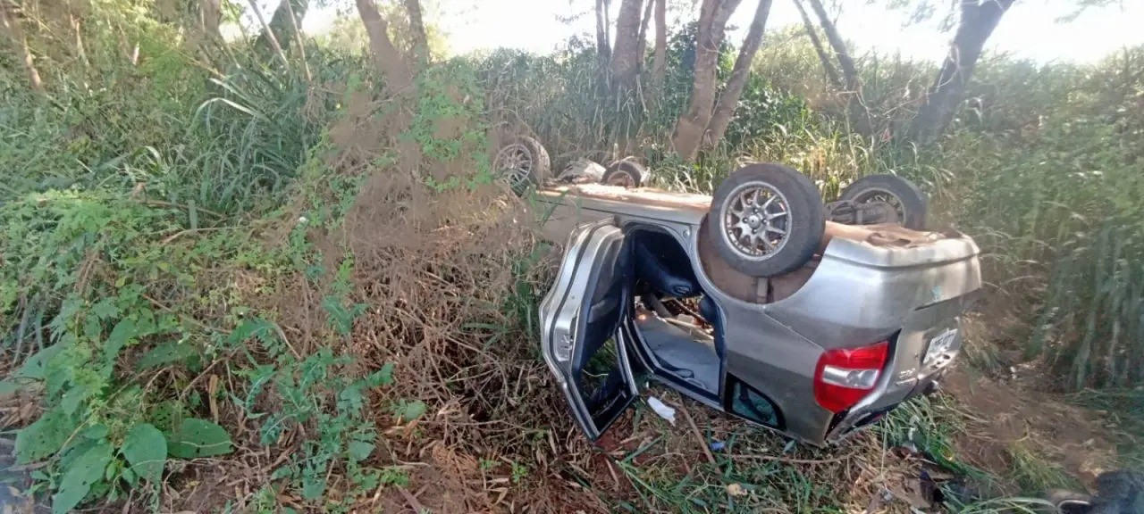 Por causa de celular guardado no bolso casal se salva em acidente na PR-317