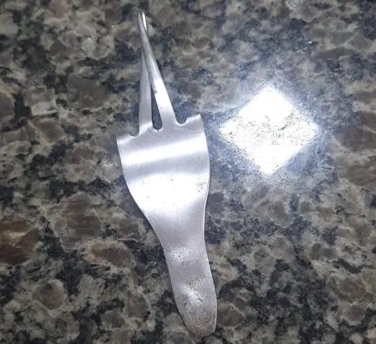 Homem usa garfo para ligar veículo furtado, mas acaba preso pela GM