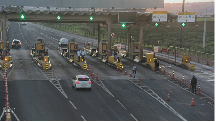 Manifestantes invadem praça de pedágio em Mandaguari e abrem cancelas