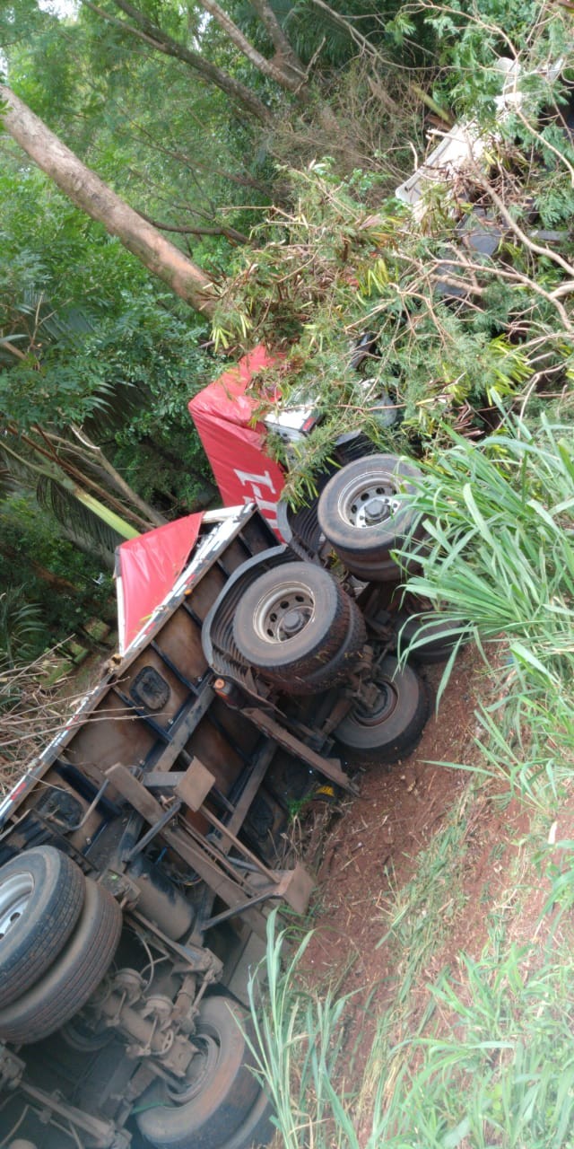 Acidente na PR 317 deixa dois feridos graves