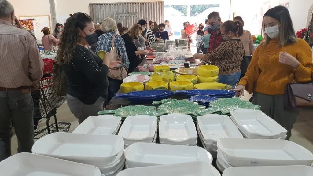 Feira beneficente de louças é prorrogada e tem estoque renovado