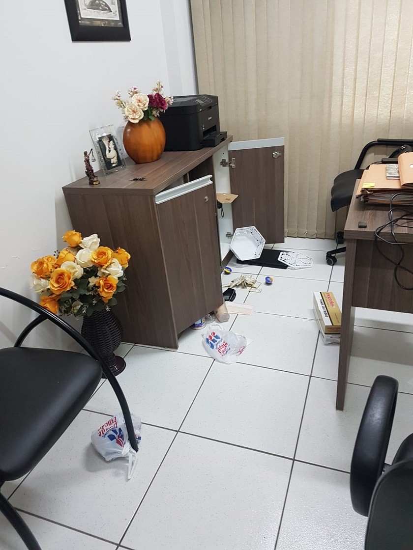 Ladrões invadem prédio comercial na Avenida Getúlio Vargas em Maringá