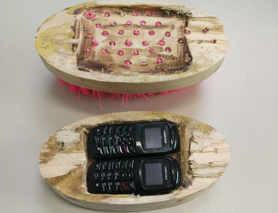 Escova enviada por Sedex a preso escondia dois aparelhos de celular