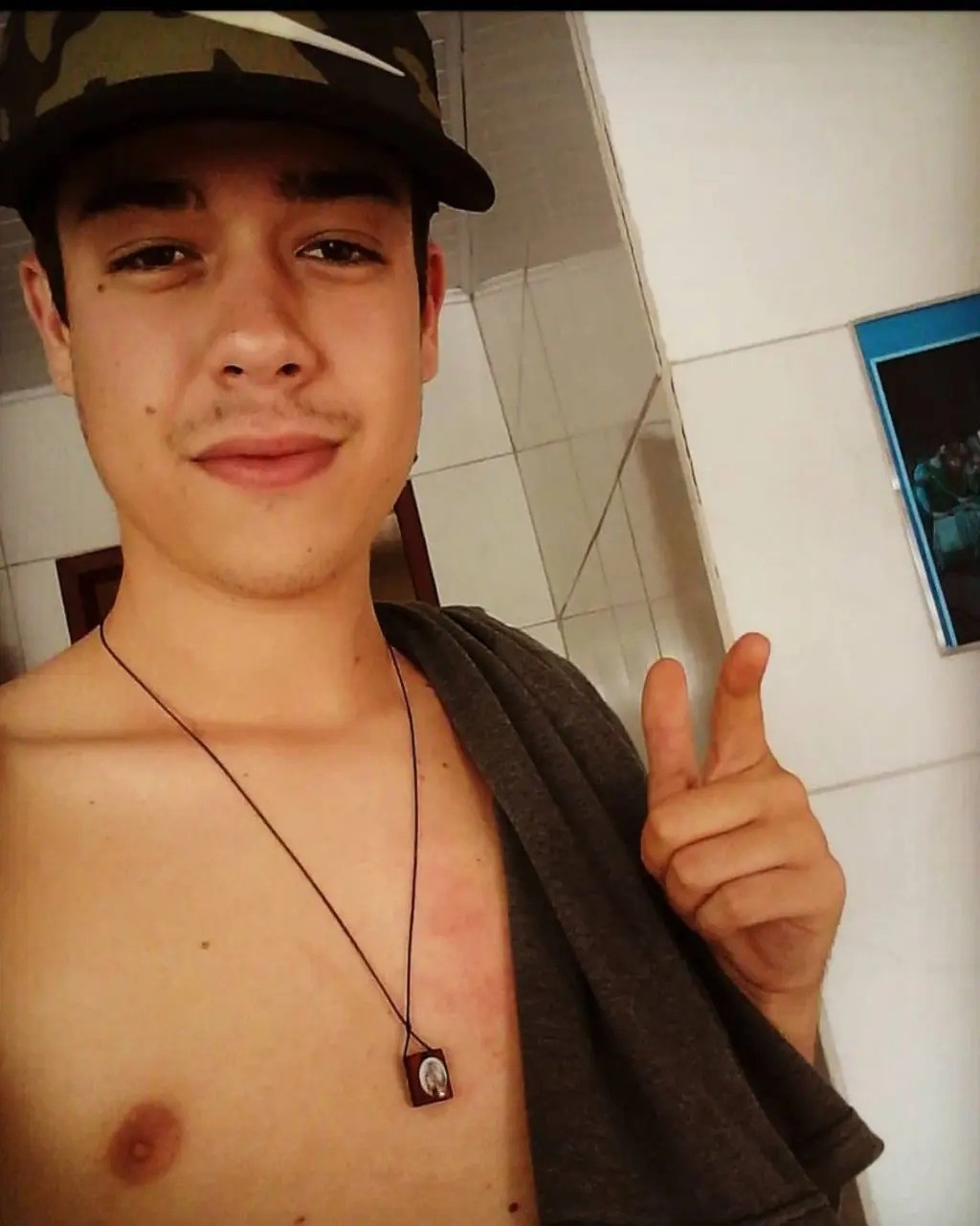 Jovem é assassinado na frente da família; irmã é atingida por bala perdida