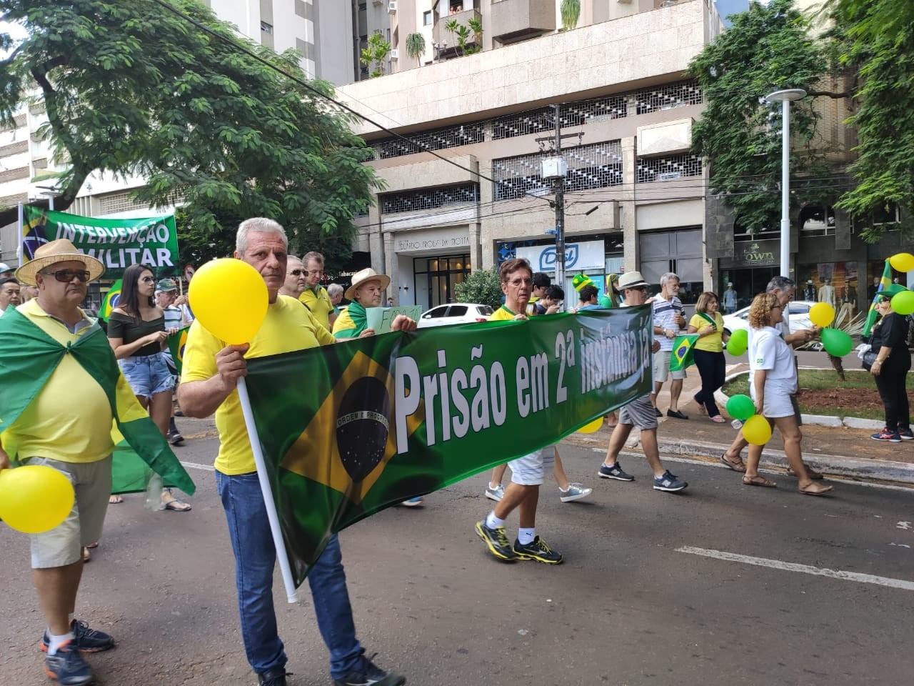 Criticando STF e Congresso, manifestantes realizam ato em Maringá