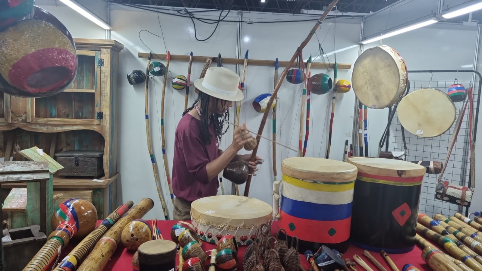 Instrumentos musicais também têm espaço área de artesanato